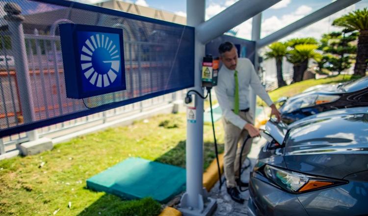 Energía limpia a vehículos híbridos y eléctricos a través de su estación de carga piloto.