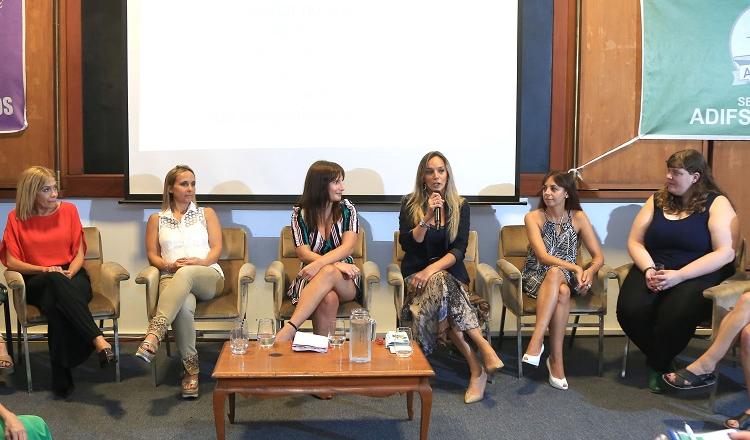  Malena Galmarini, presidenta de AYSA, Jimena Bondaruk, encargada del área de género de TAI, junto a representantes de APDFA disertando en el Encuentro de Mujeres.